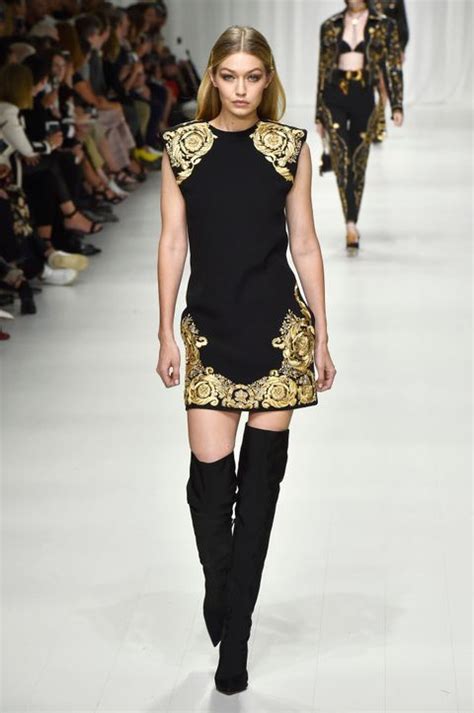 modello di capelli versace|Moda inverno 2021: le modelle iconiche di Gianni Versace.